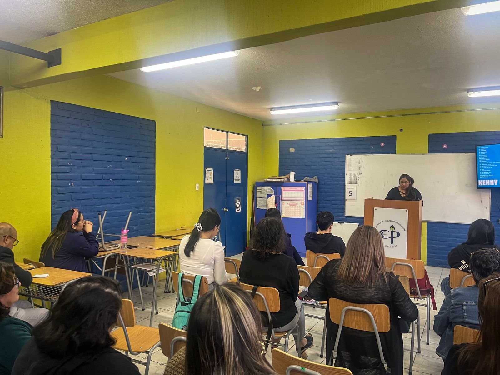 Emotiva lectura de discursos públicos en Educación Jóvenes & Adultos