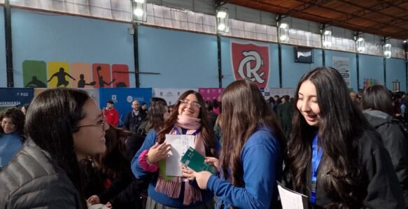 4° Medios visitan exploran su futuro en Feria Vocacional del Colegio Rauquén