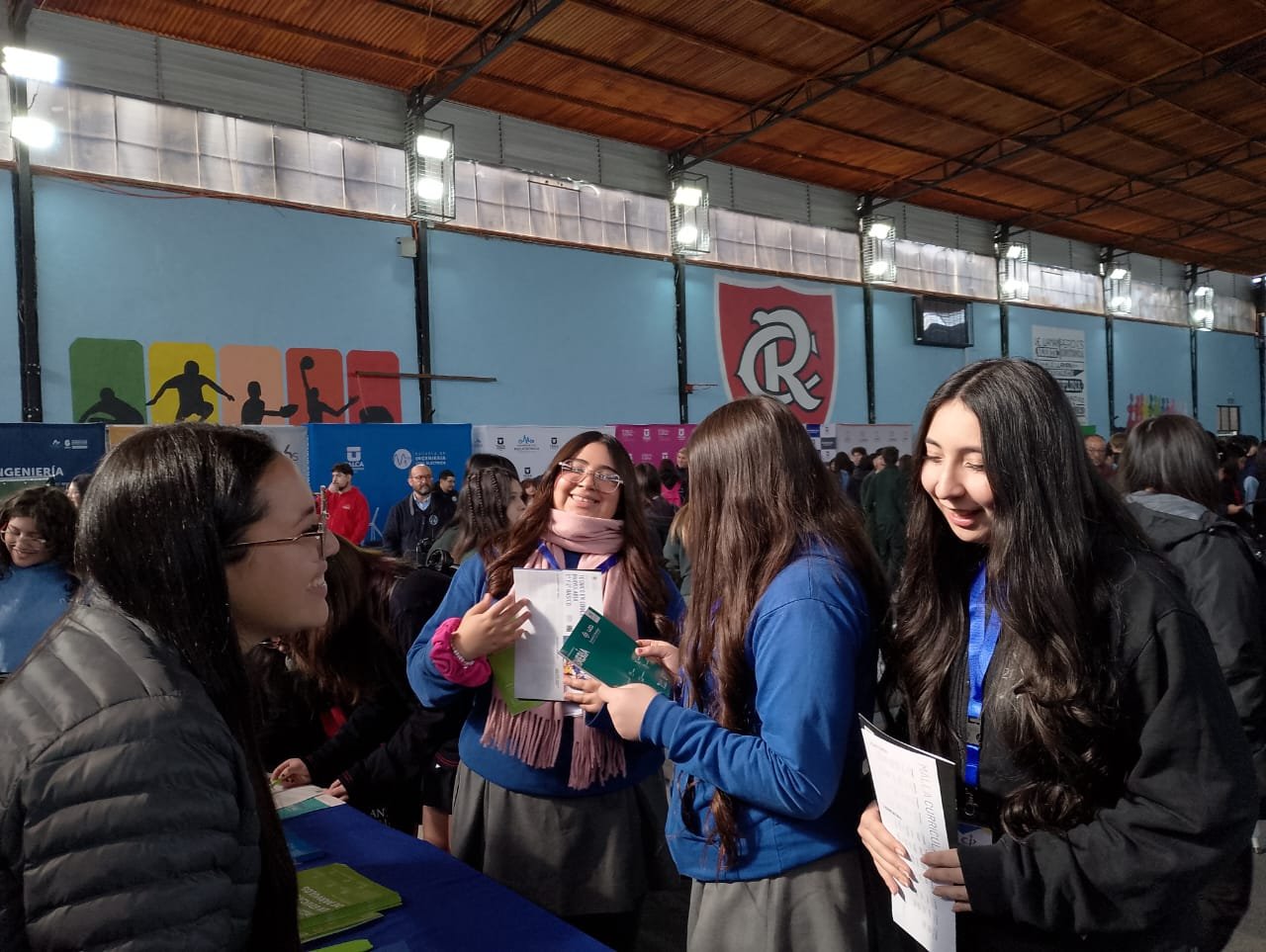 4° Medios visitan exploran su futuro en Feria Vocacional del Colegio Rauquén