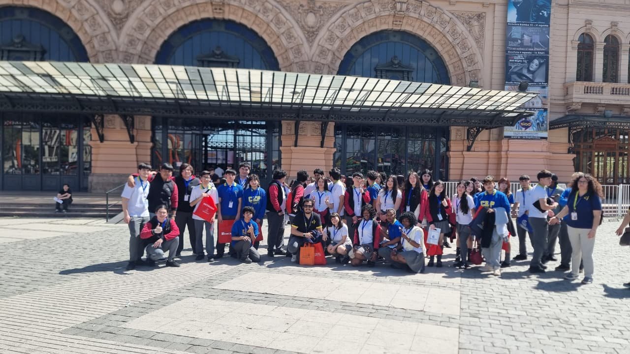 Valiosa visita de 4tos medios a Feria Vocacional SIAD