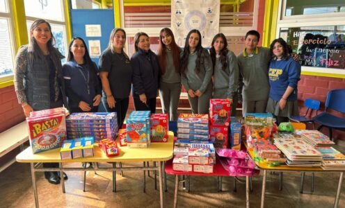 Centro de Estudiantes entrega juegos de mesa a Sede Enseñanza Básica
