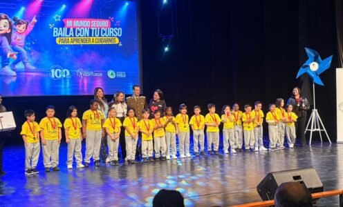 Estudiantes de 1° básicos fueron premiados en Santiago por la Fundación Viento Sur