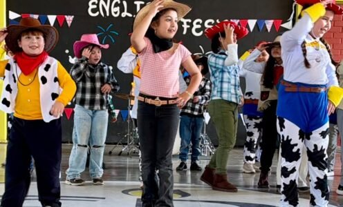 Talento y creatividad marcaron el English Fest de Sede Básica